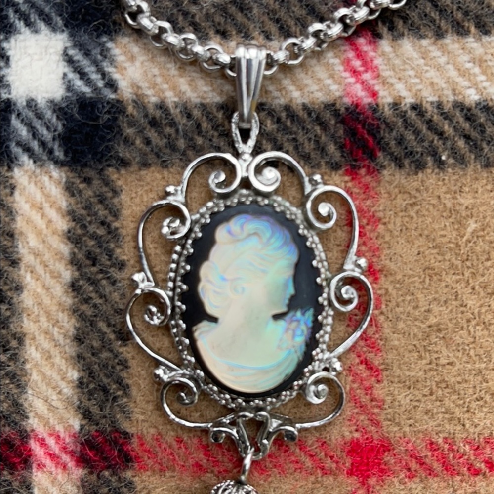 🌺 Whiting & Davis; Iridescent Cameo Necklace NICE - Picture 2 of 8